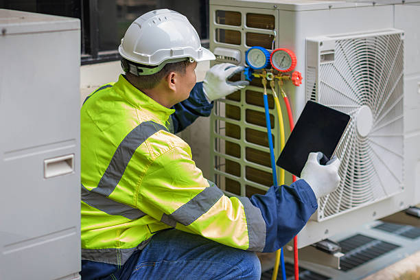 Professional Emergency Ac Repair technician working in Santa Fe, TX